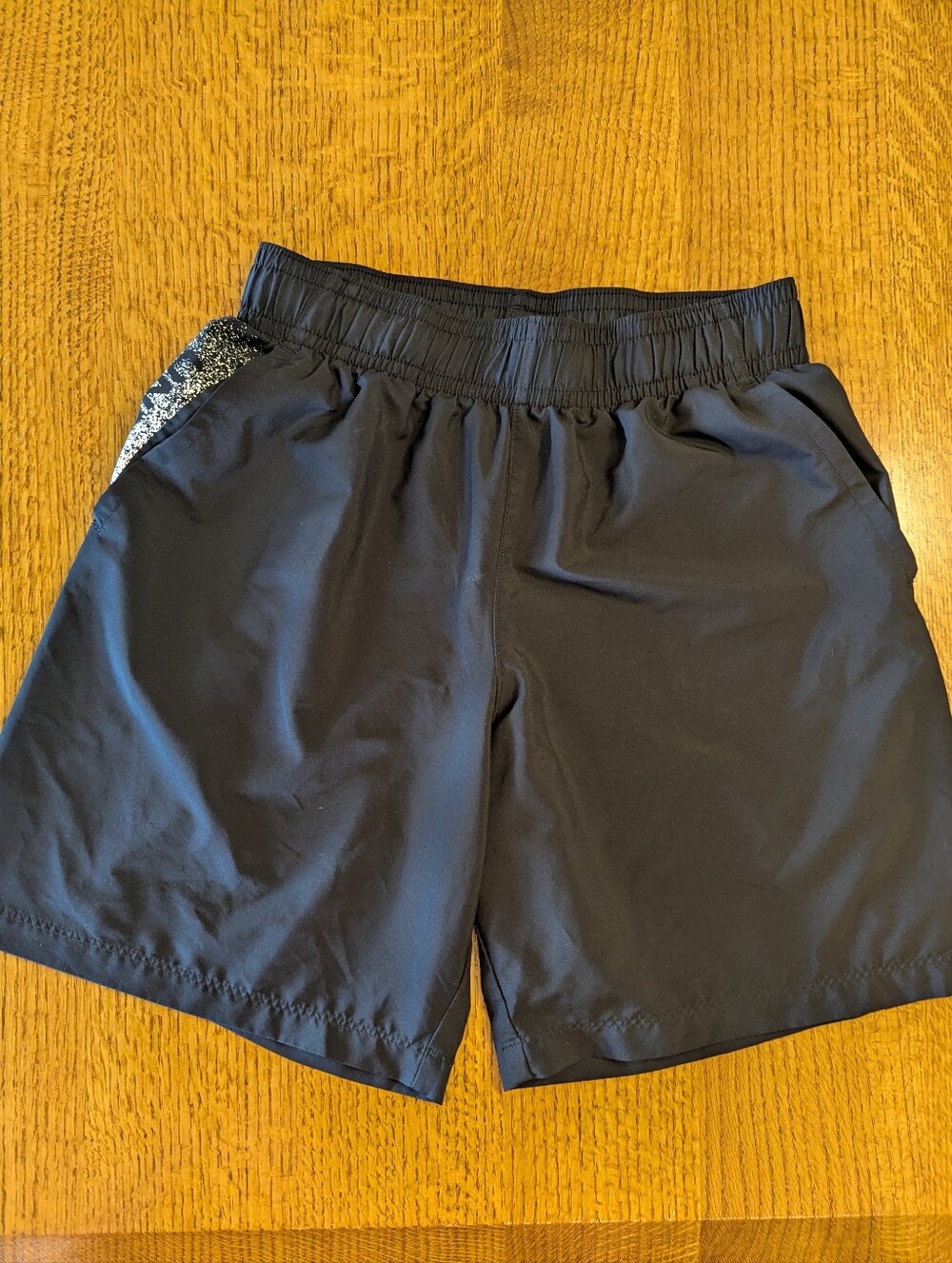 Under Armour │Men’s│ Black with White Stripe Athletic Shorts │Size M │Pockets